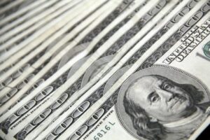 A Influência do Dólar na Economia do Brasil: Impactos da Alta de 27% em 2024